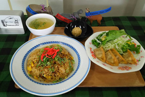 焼きめし、餃子、サラダ、卵スープ、ごま団子