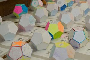 教科「数学」の正四面体などの図形展示
