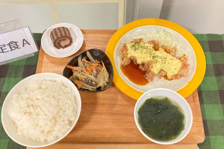 ・白ご飯、チキン南蛮、わかめスープ、きんぴらごぼう、ロールケーキ