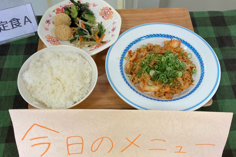 ・白ご飯、豚キムチ、やみつききゅうり、もやしナムル、ごま団子