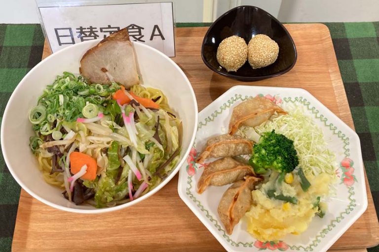 ・野菜たっぷりラーメン、揚げ餃子、サラダ、ごま団子