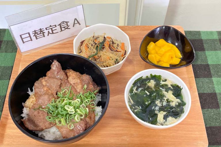 ・焼肉丼、サラダ、卵とワカメのスープ、デザート